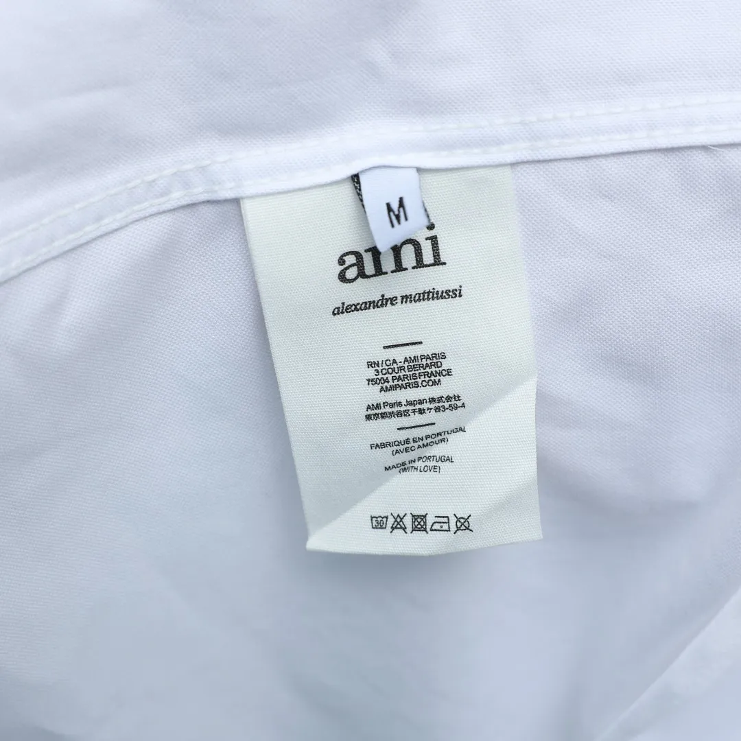 Ami Paris/Ami short-sleeved shirt is made of custom-made Oxford fabric, which has a crisp texture and subtle texture. It is breathable and durable, and will not collapse easily after being worn for a long time. The basic pure colors are clean and refreshing, and the iconic Red love A embroidery on the left chest is small and eye-catching, which is the finishing touch of brand recognition. The neat lapels and fitted tailoring are simple yet refined. It can be worn alone to create a refreshing daily look, or it can be worn as a Versatile inner layer to match a variety of styles, easily creating a casual yet high-end French atmosphere. Size: S M L XL